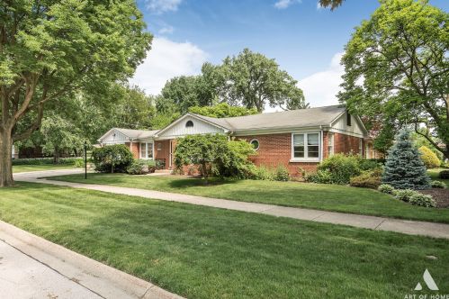 22 Albert St, Mount Prospect, IL 60056-2551