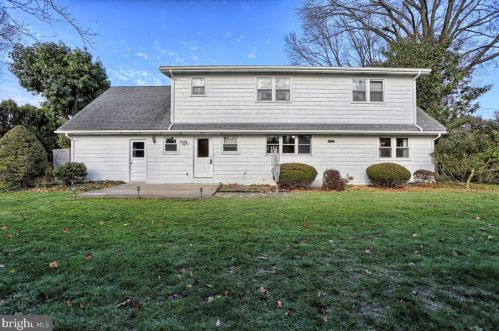 208 Garland Dr, Carlisle PA  17013-4271 exterior