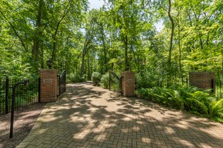 3033 Orange Brace Rd, Bannockburn, IL 60015-3725