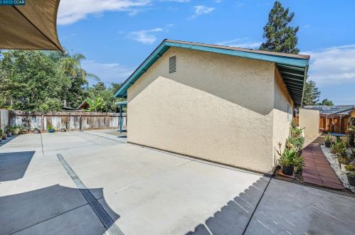 6120 Chickasaw Ct, Manteca CA  95336-2557 exterior