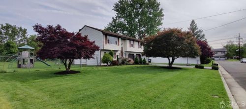 15 Fellowship Ln, Piscataway, NJ 08854-5413