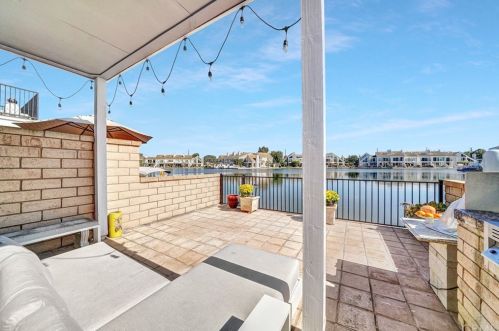 3561 Windspun Dr, Huntington Beach CA  92649-2027 exterior