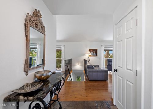 2 Sparrowhawk Ln, Calabasas, CA 91377-1018