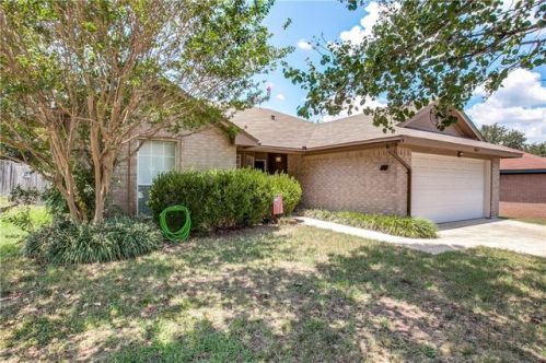 1013 Oakchase Ct, Azle, TX 76020-2550