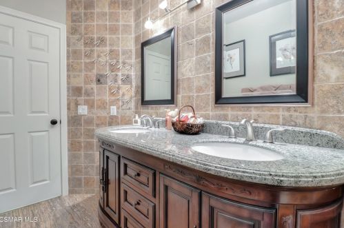 1267 Fitzgerald Rd, Simi Valley CA 93065-4480 exterior