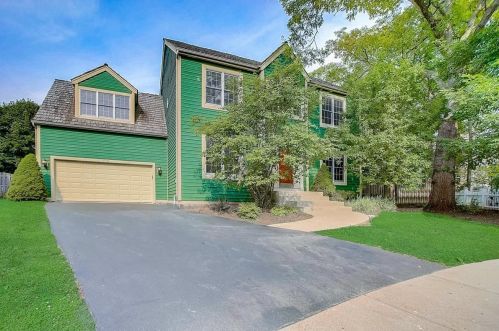 712 Williamsburg Ave, Gurnee, IL 60031-3524