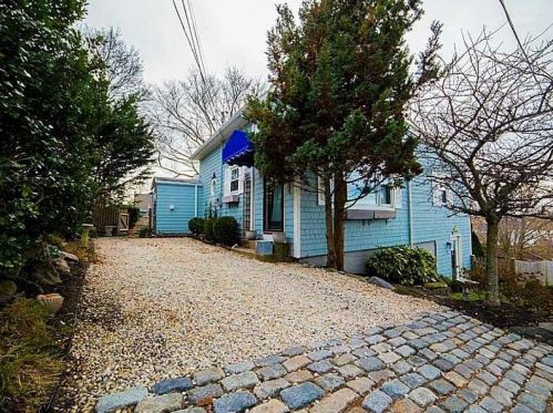 5 Pierce Ct, Tiverton, RI 02878-4345