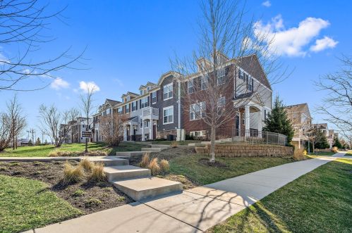 3201 Coral Ln, Glenview, IL 60026-6802