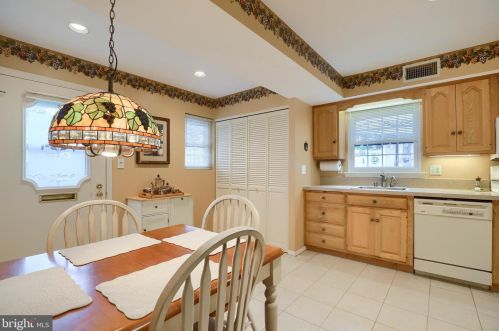 185 Valleybrook Dr, Lancaster PA  17601-4620 exterior