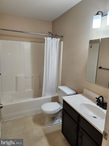 16 Courtyard Dr, Carlisle PA  17013-1395 exterior