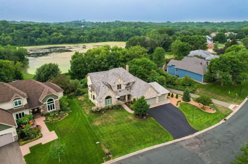 1562 Blackhawk Lake Dr, Saint Paul, MN 55122-1257