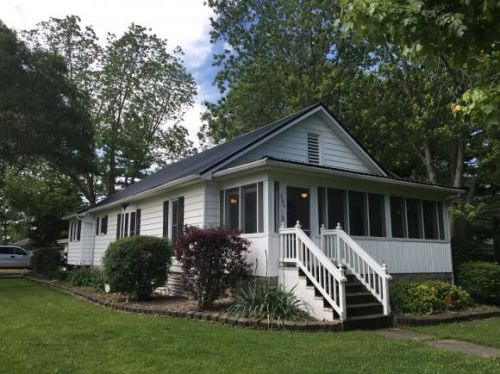 605 8th St, Big Spring, IL 62447-1108