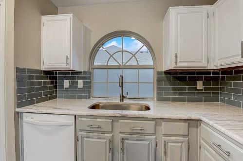 1422 Mapleview Dr, Carrollton TX 75007-6019 exterior