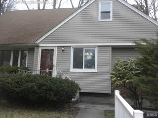 422 Newbridge Rd, Teaneck, NJ 07666-2942