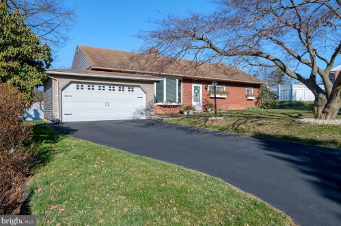 16 Quaker Hills Rd, Lancaster, PA 17603-6423