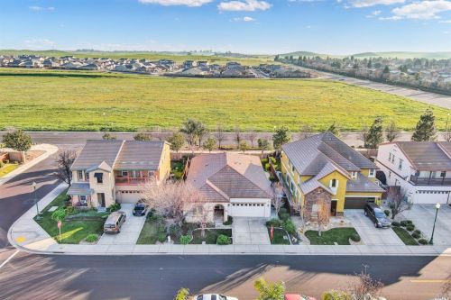 597 Canterbury Cir, Vacaville, CA 95687-8220