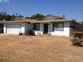 1049 Stover St, Visalia, CA 93292-3927