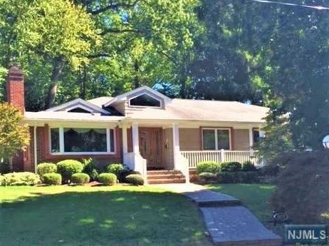 927 Phyllis Ln, Oradell, NJ 07649-1317