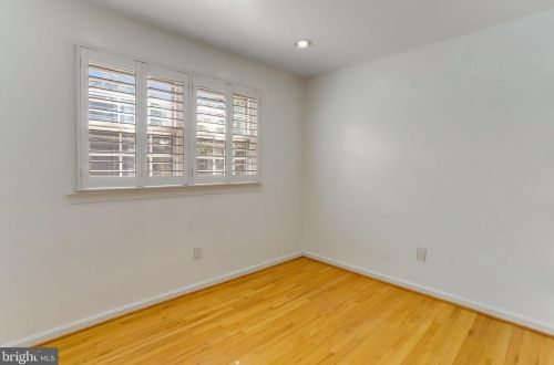 6808 Houndmaster Rd, Springfield VA  22152-2715 exterior