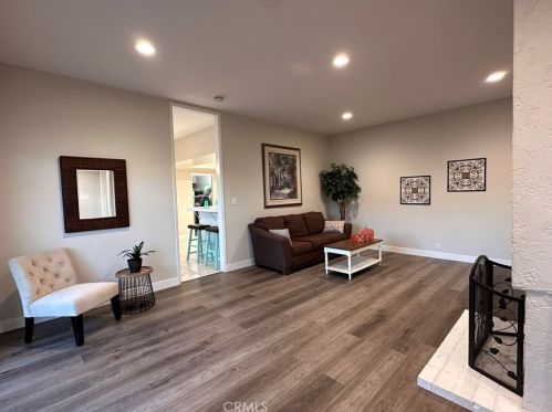 10535 La Rosa Cir, Santa Ana, CA 92708-4814