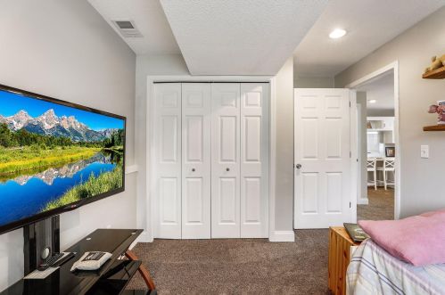 9063 Glacier Rd, Saint Paul MN  55125-3467 exterior