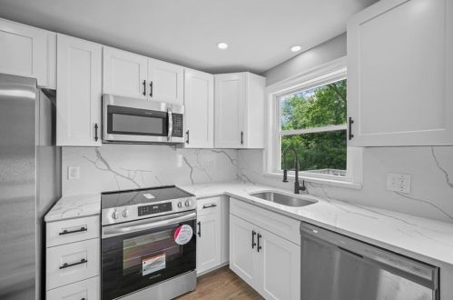 8 Clay St, Hopkinton RI  02804-1602 exterior