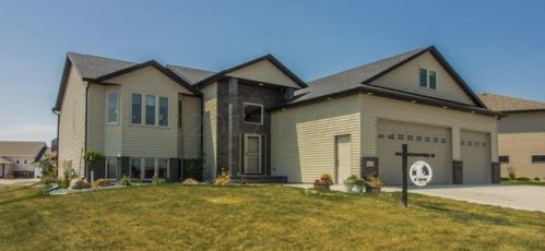 562 Martins Ave, Casselton, ND 58012-3915