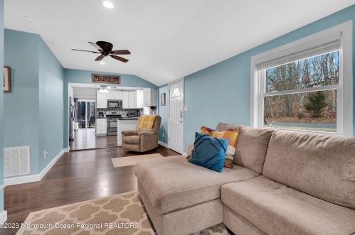 18 Francis Mills Rd, East Freehold NJ  07728-7944 exterior