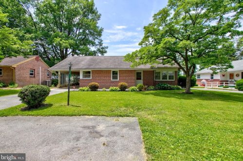 72 Village Dr, Lancaster PA  17601-3324 exterior