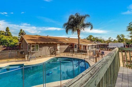 1058 5th St, Ramona, CA 92065-2910