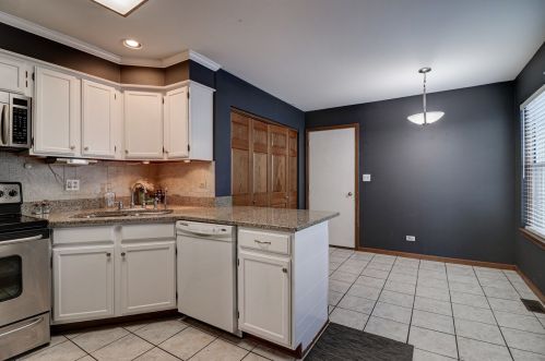 724 Kingsbridge Dr, Carol Stream IL  60188-4369 exterior