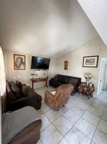 658 Bonnie View Dr, Rialto, CA 92376-6619