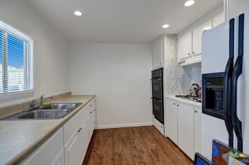 116 Valley Dr, Palm Springs, CA 92264-8318