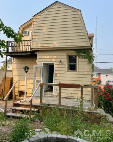 8 Poplar St, Perth Amboy, NJ 08863-1820