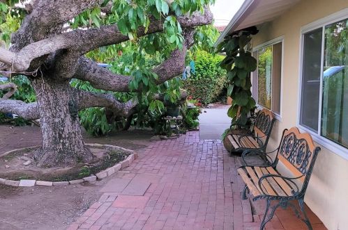 77 Magnolia Ave, Santa Barbara, CA 93117-3317