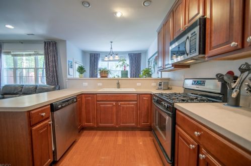 12 Scarlet Oak Dr, Princeton NJ  08540-4610 exterior