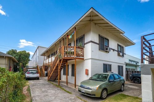 3115 Castle St, Honolulu HI  96815-3828 exterior