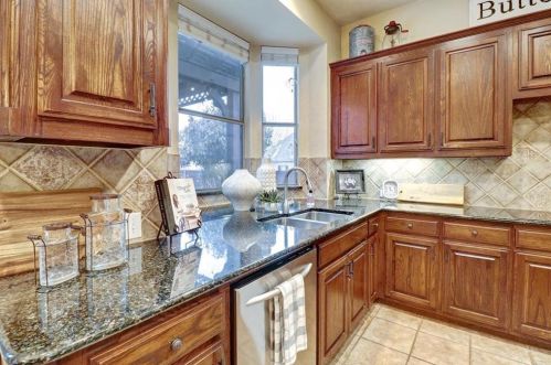 2540 Grn Oak Dr, Carrollton TX 75010-4221 exterior