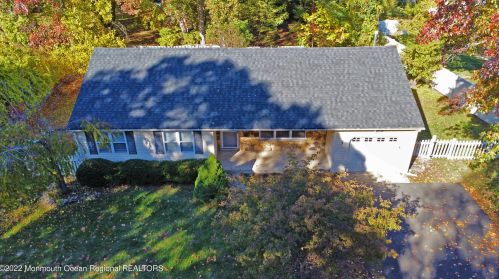 3 Helen Ln, Hazlet, NJ 07730-2410