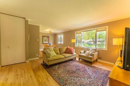 651 Hillside Ln, Stillwater, MN 55082-5439
