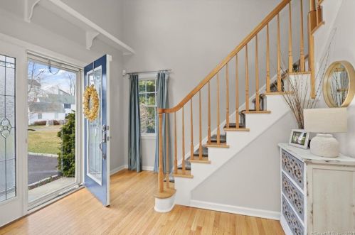 5 Cherry Hill Cir, Upper Stepney, CT 06468-1293