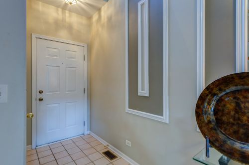24 Southwicke Dr, Streamwood, IL 60107-3387