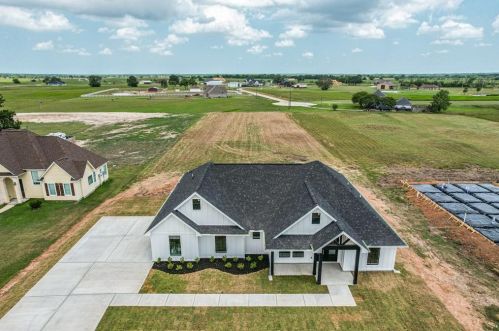 1319 Palomino Trl, Angleton TX 77515-9682 exterior