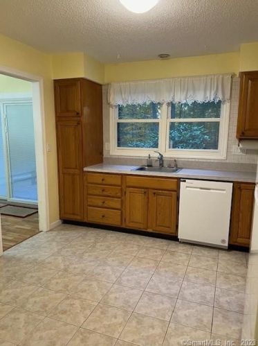 13 Abbey Ct, Cheshire CT  06410-1536 exterior
