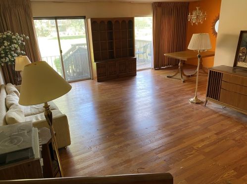 36 Parliament Dr, Palos Heights, IL 60463-1004