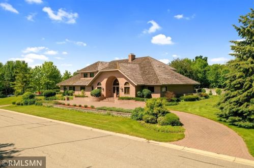1516 Hansen Dr, Willmar, MN 56201-2885