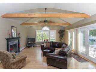 808 Farms Rd, Wallingford, CT 06492-2544