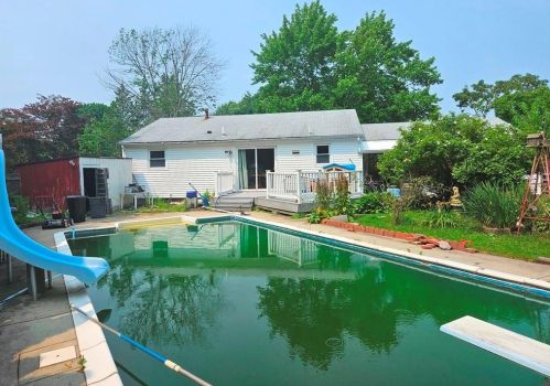 39 Bayberry Rd, Woonsocket, RI 02895-2705