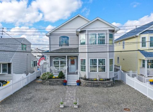 4 Sterling Ave, Lavallette, NJ 08735-2043