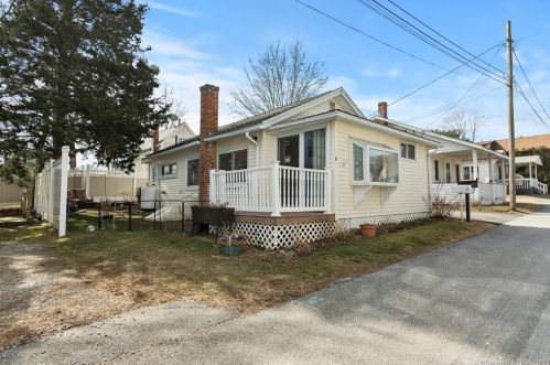 6 Center St, Niantic CT  06357-2658 exterior